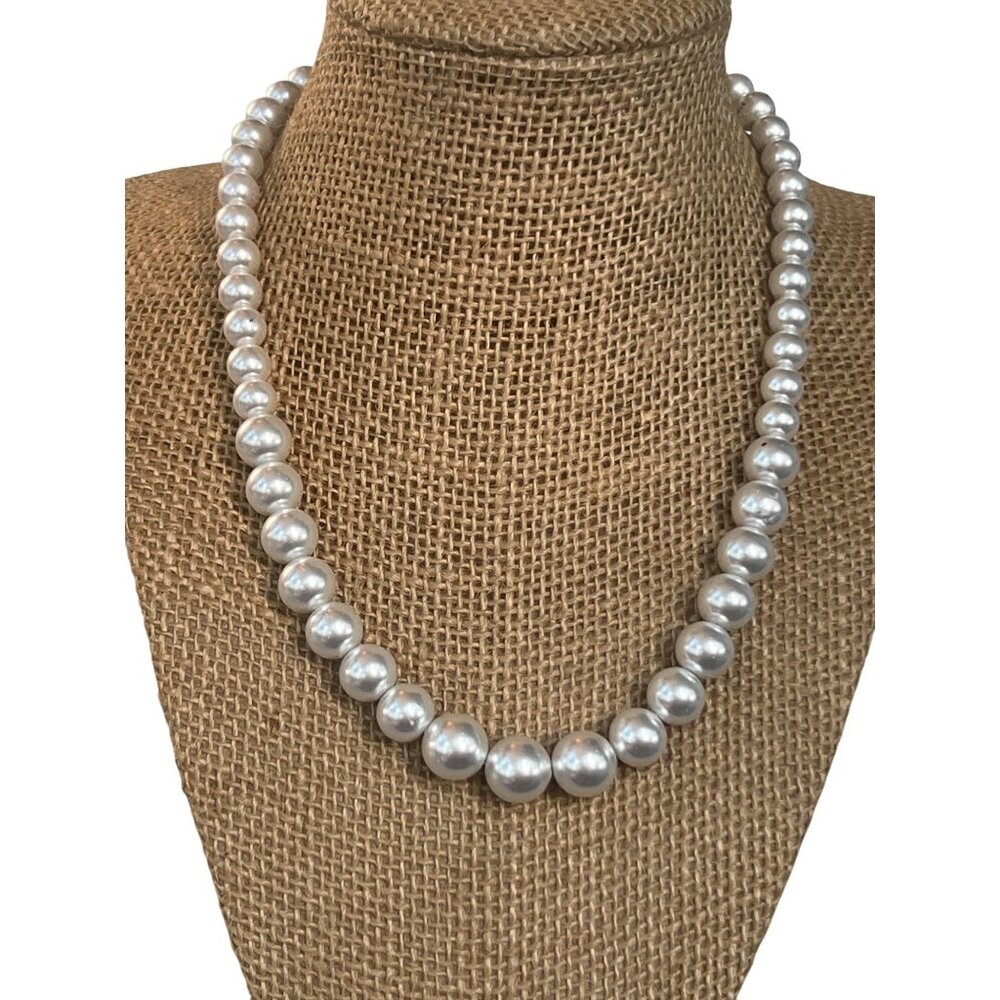 Vintage Express Glass Faux Pearl Necklace Graduated Size Silver Tone Classic 17.